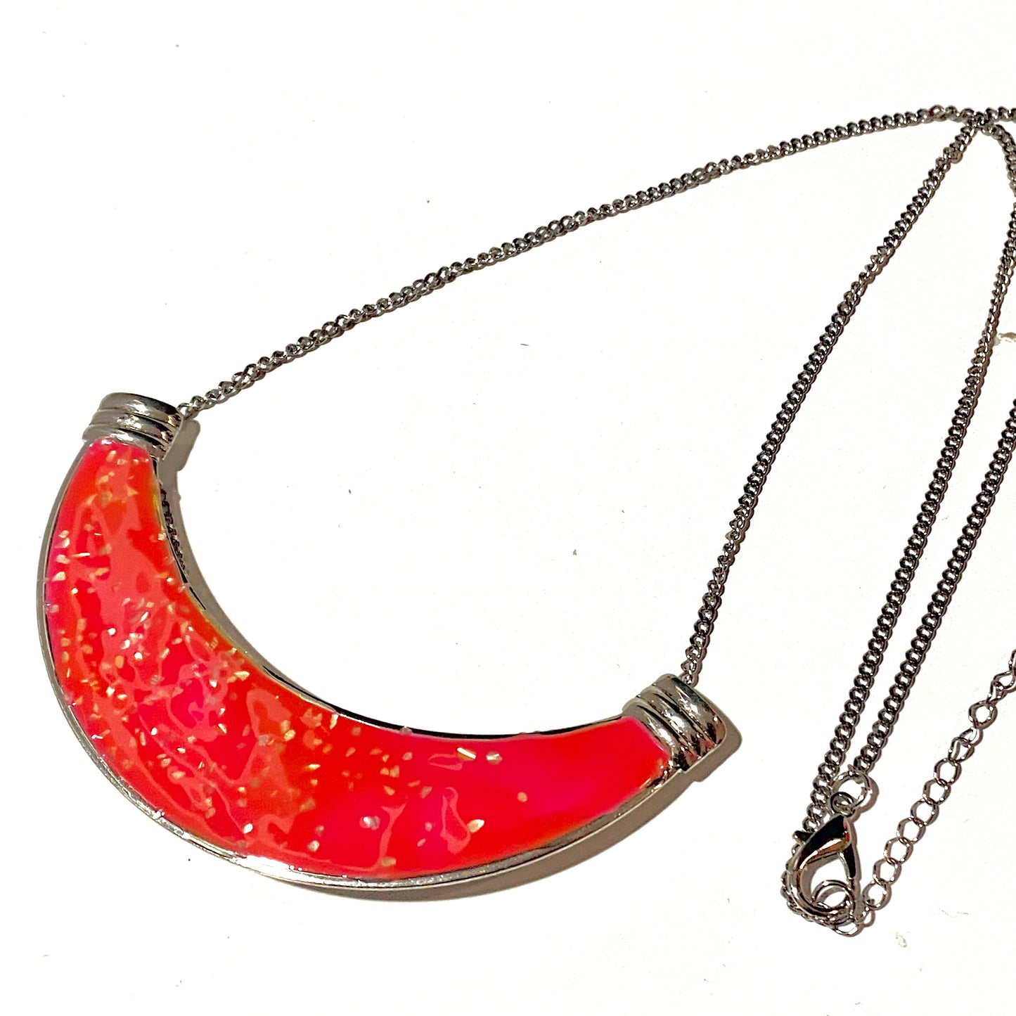 Necklace with large u-shaped link in coral pink