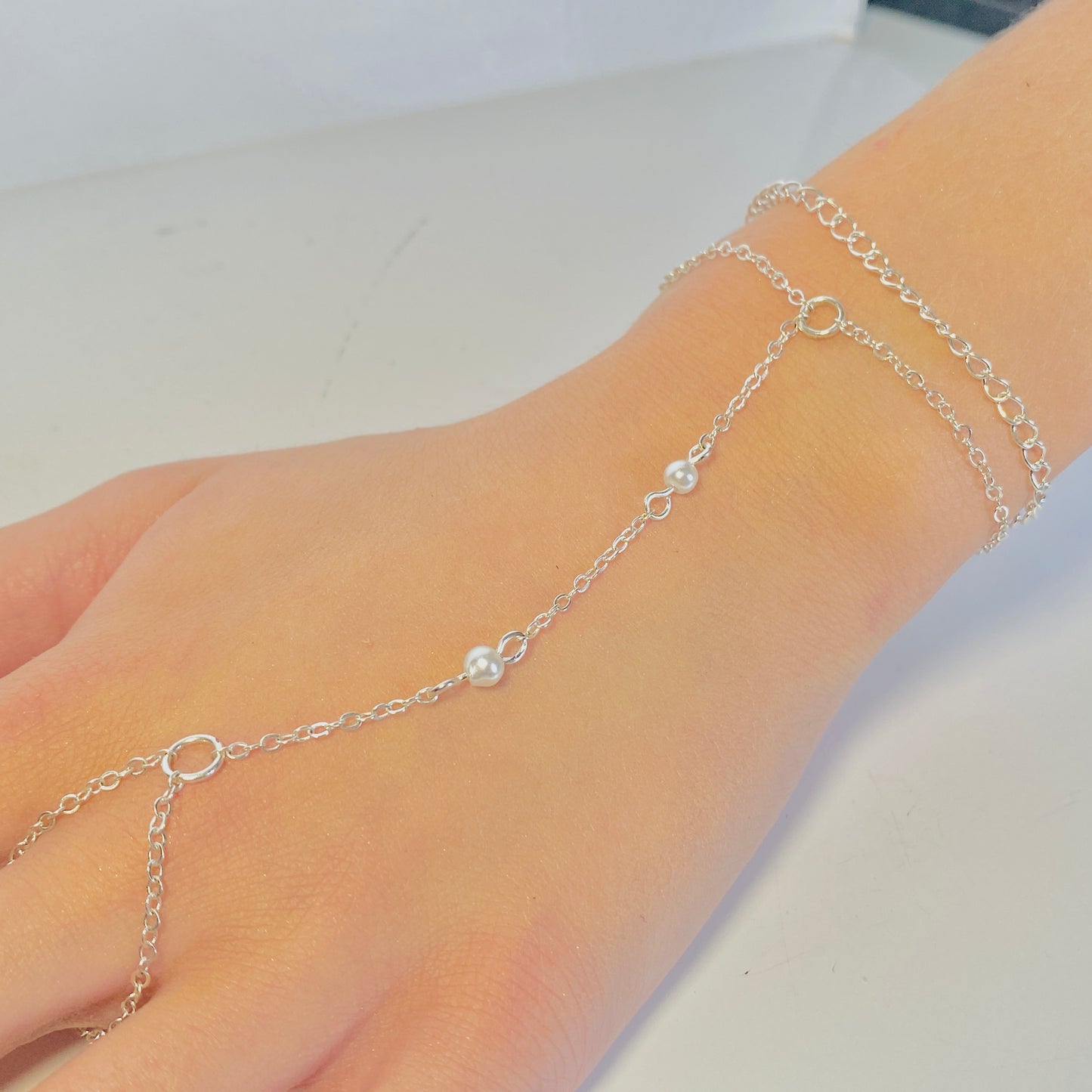 Armband platinum kedja vita pearls