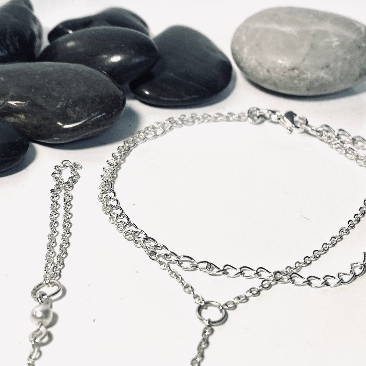 Armband platinum kedja vita pearls