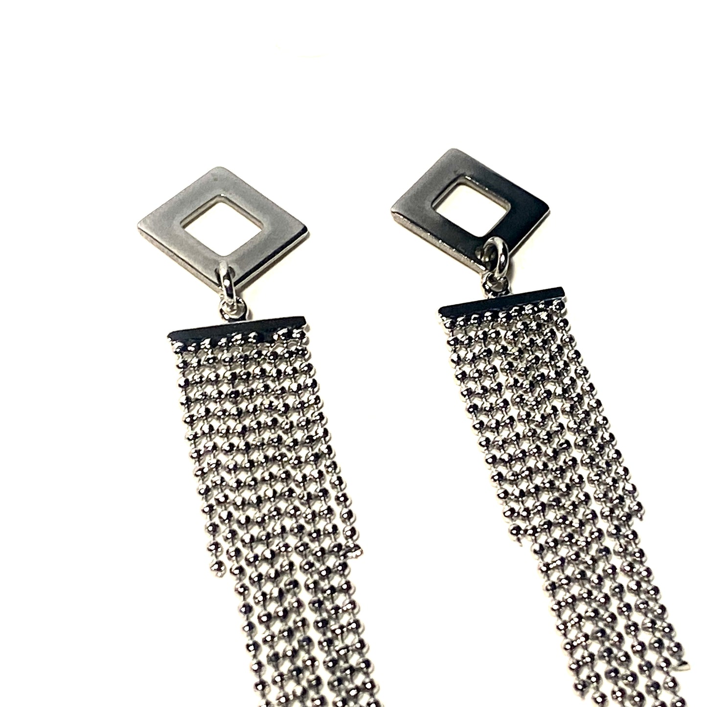 Rhomb formade örhängen med en tassel i silver