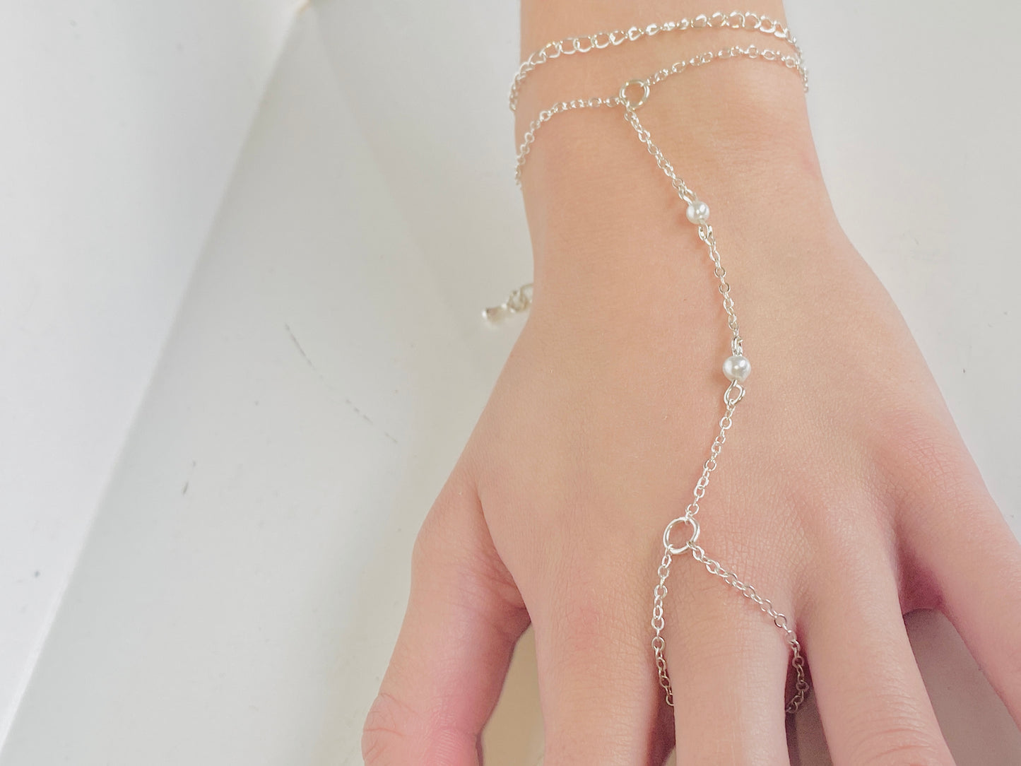 Armband platinum kedja vita pearls