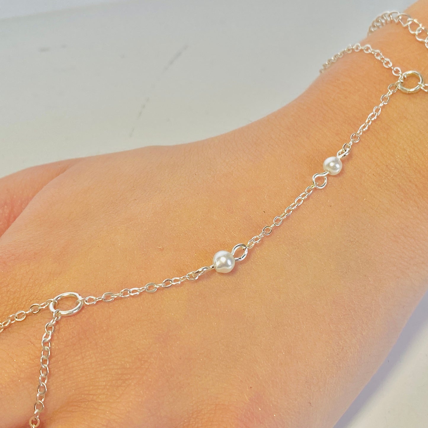 Armband platinum kedja vita pearls