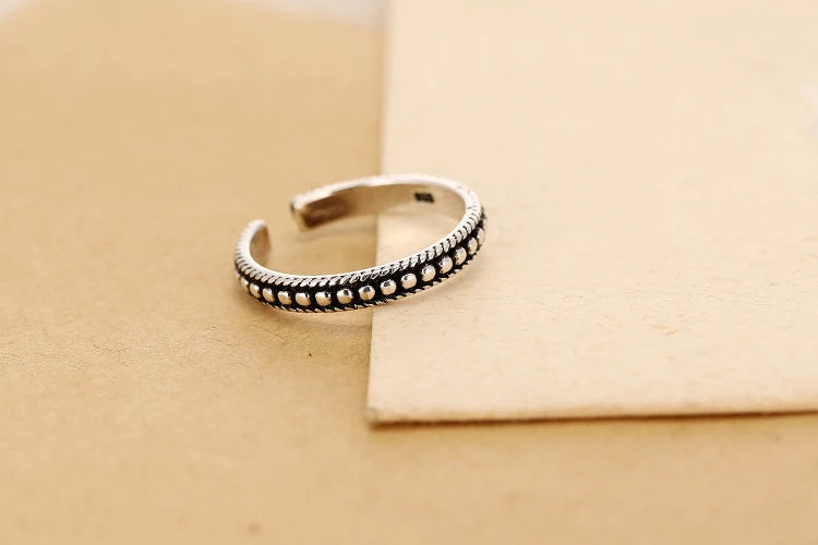 öppen ring svart med silver nitar i äkta silver