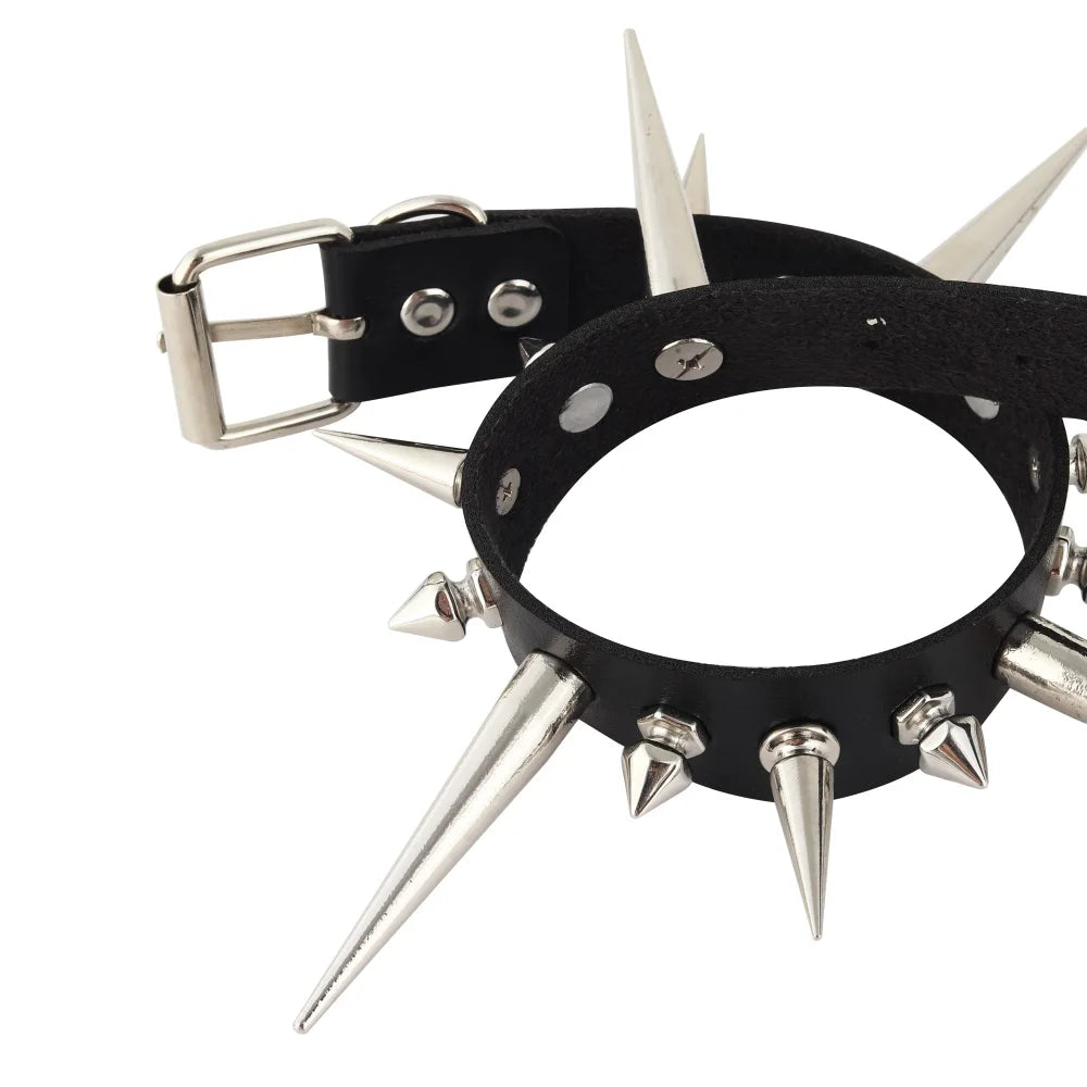 Svart läder halsband med långa nitar