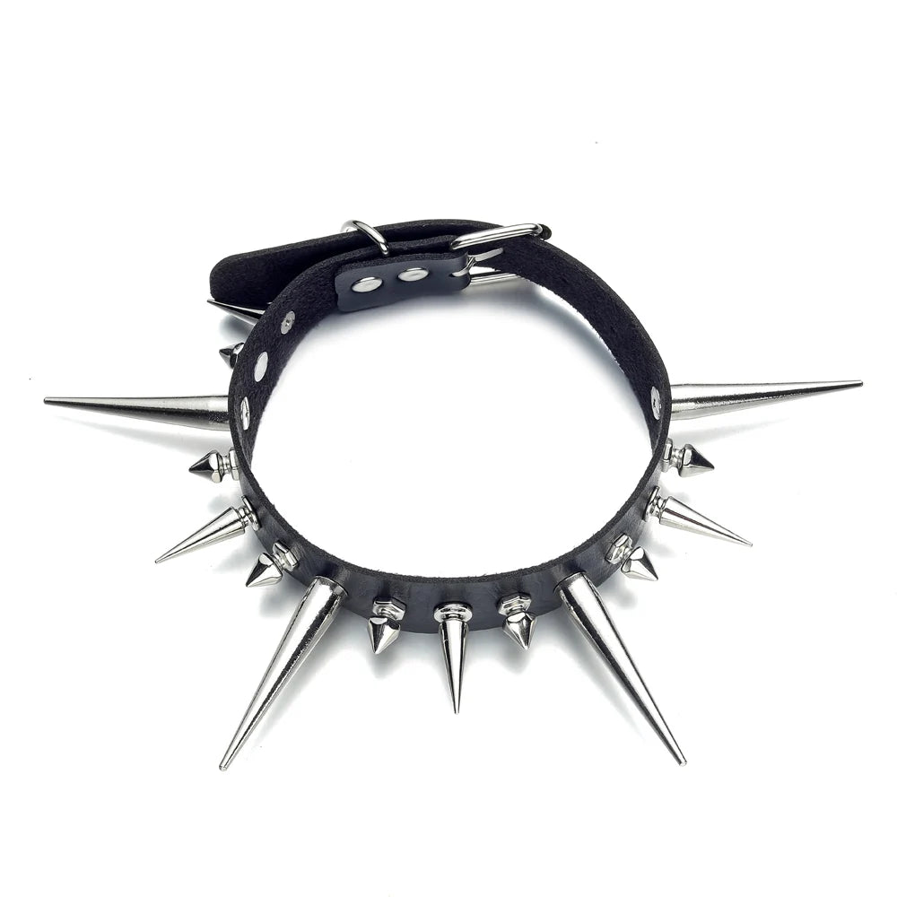 Svart läder halsband med långa nitar