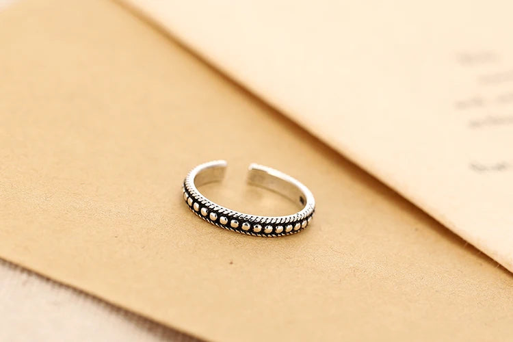 öppen ring svart med silver nitar i äkta silver