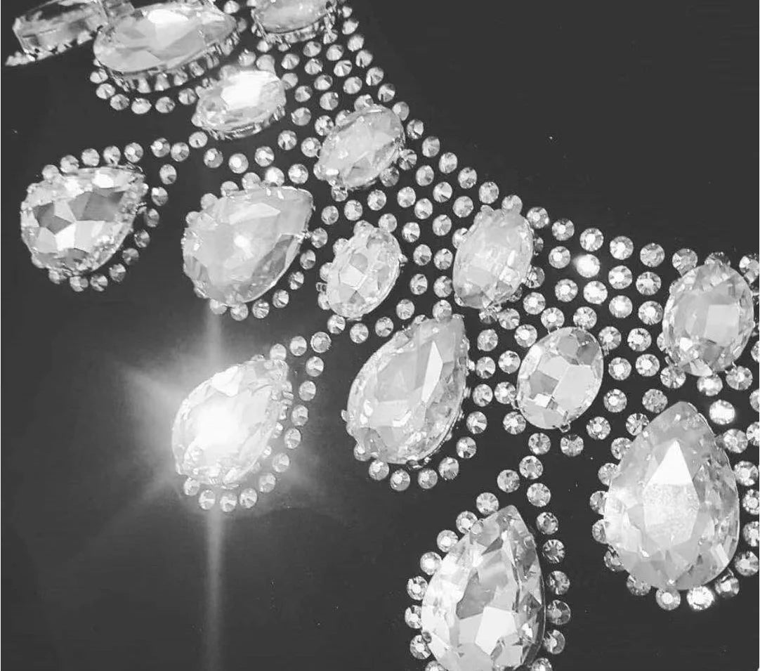Droppformade strass stenar man syr fast