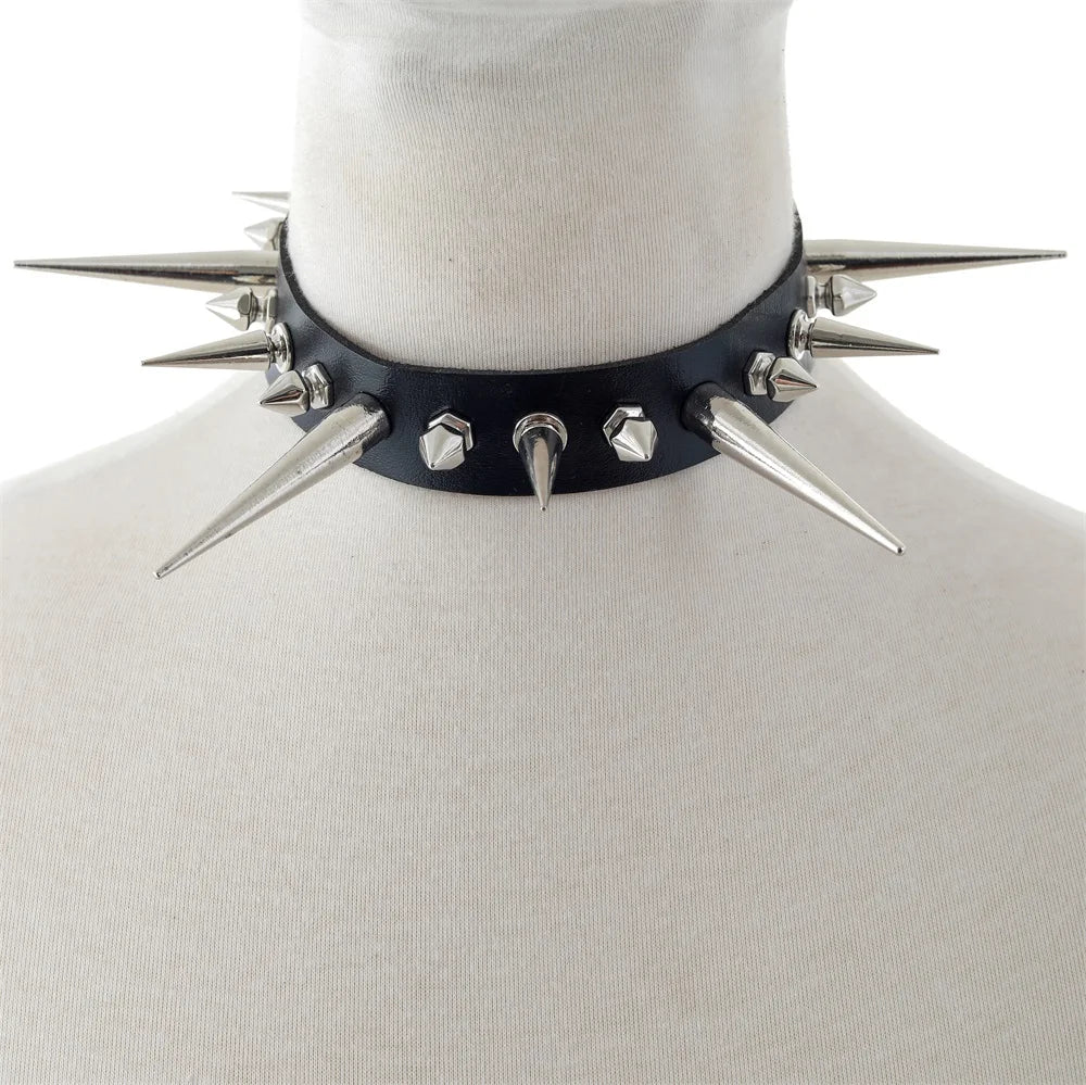 Svart läder halsband med långa nitar