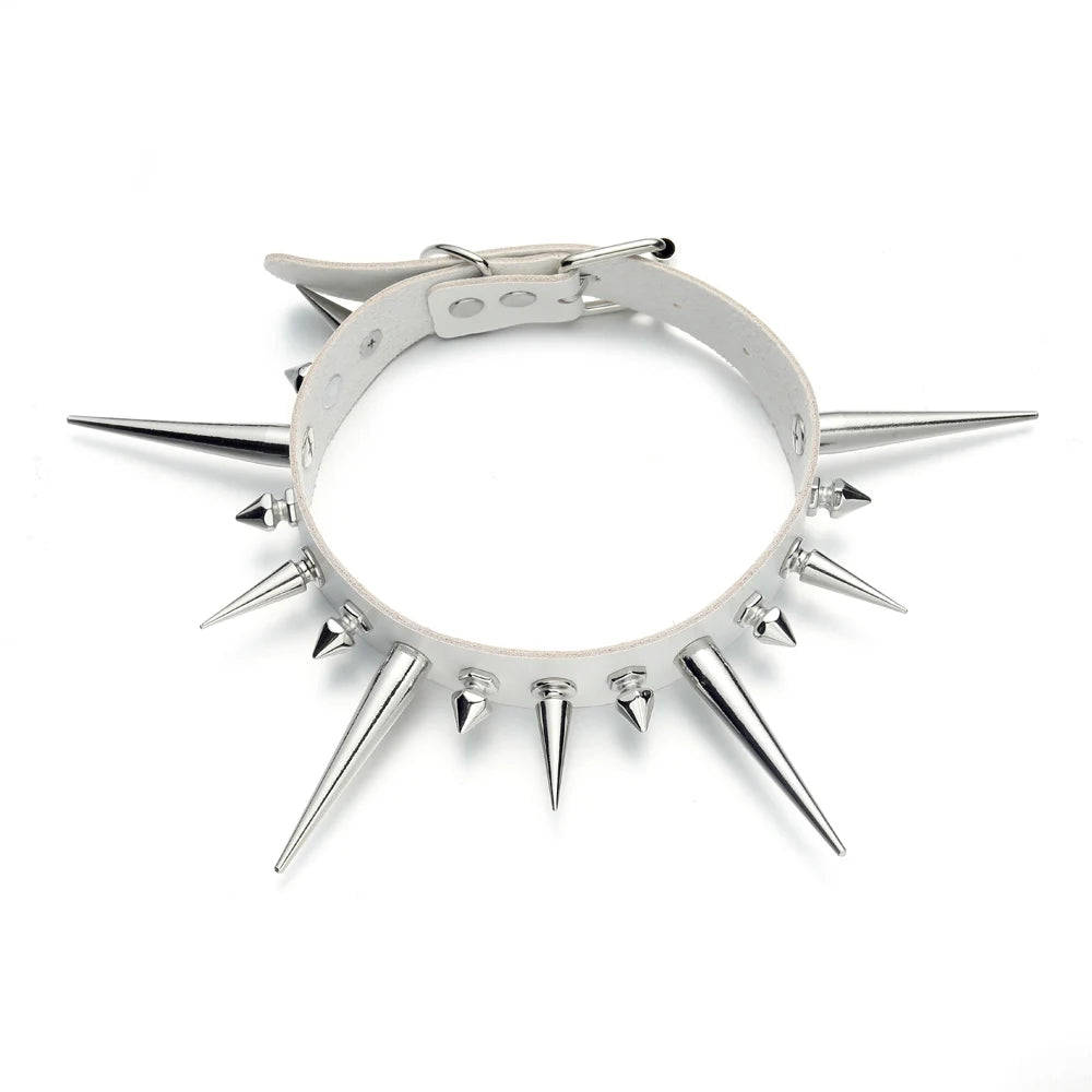 Svart läder halsband med långa nitar