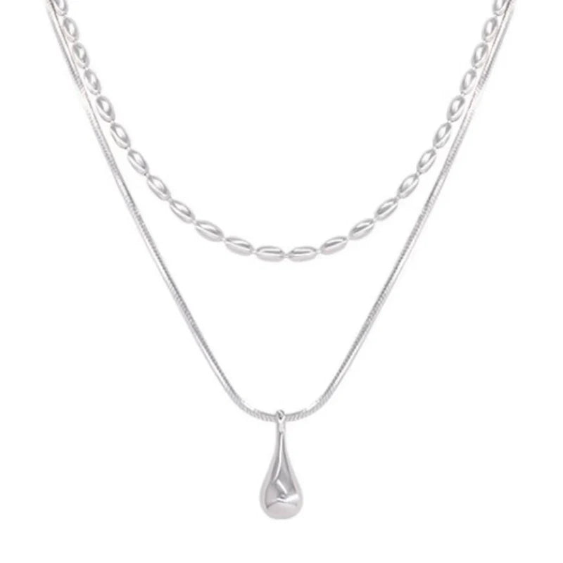 Halsband med dubbla kedjor och en droppformad berlock