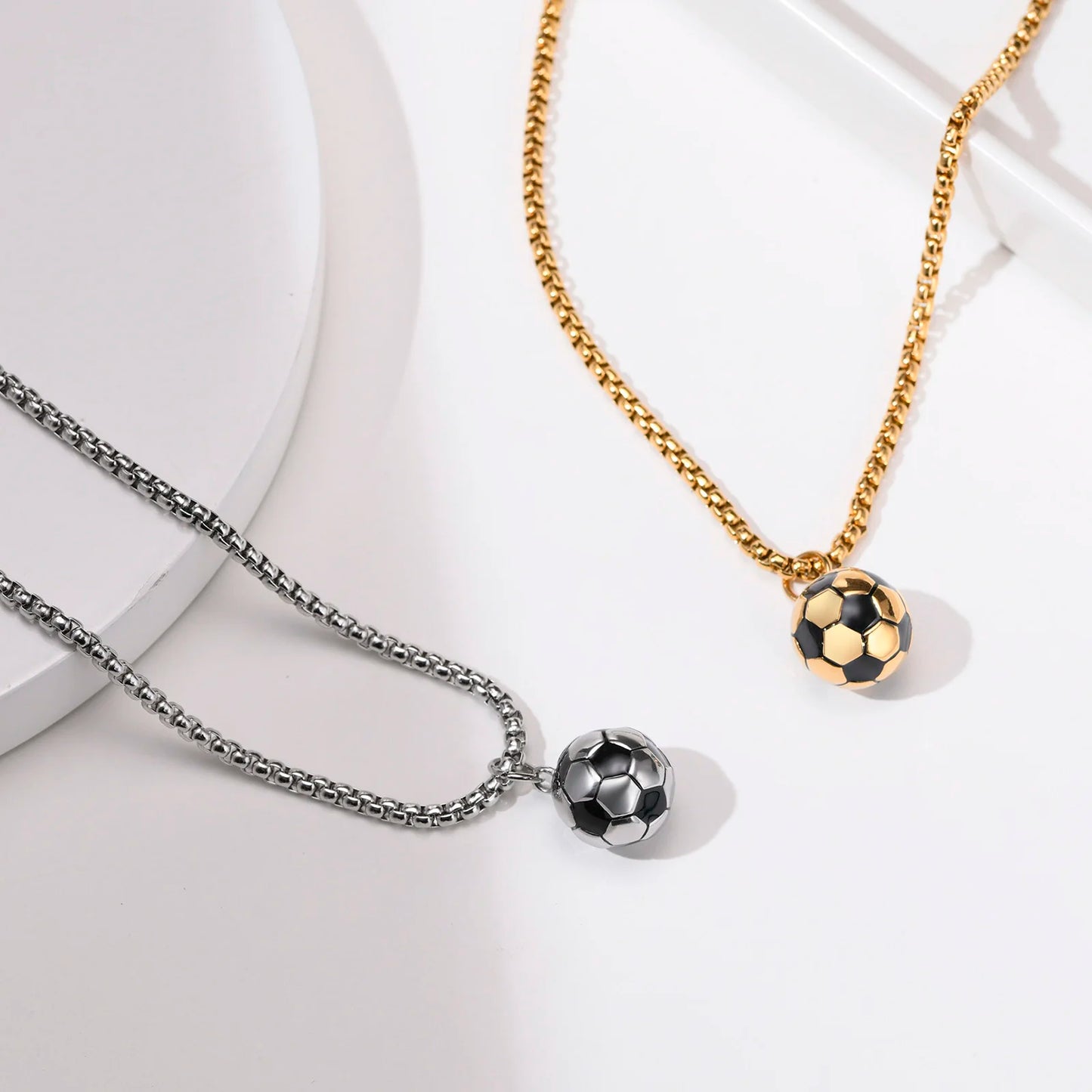 Halsband med fotboll berlock