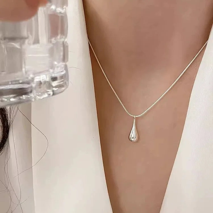 Halsband platinum med droppformad berlock