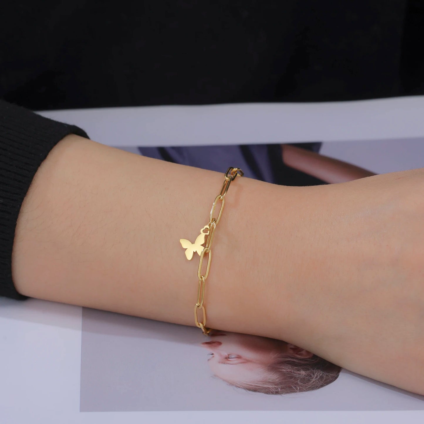 Armband med paper clip kedja och berlock