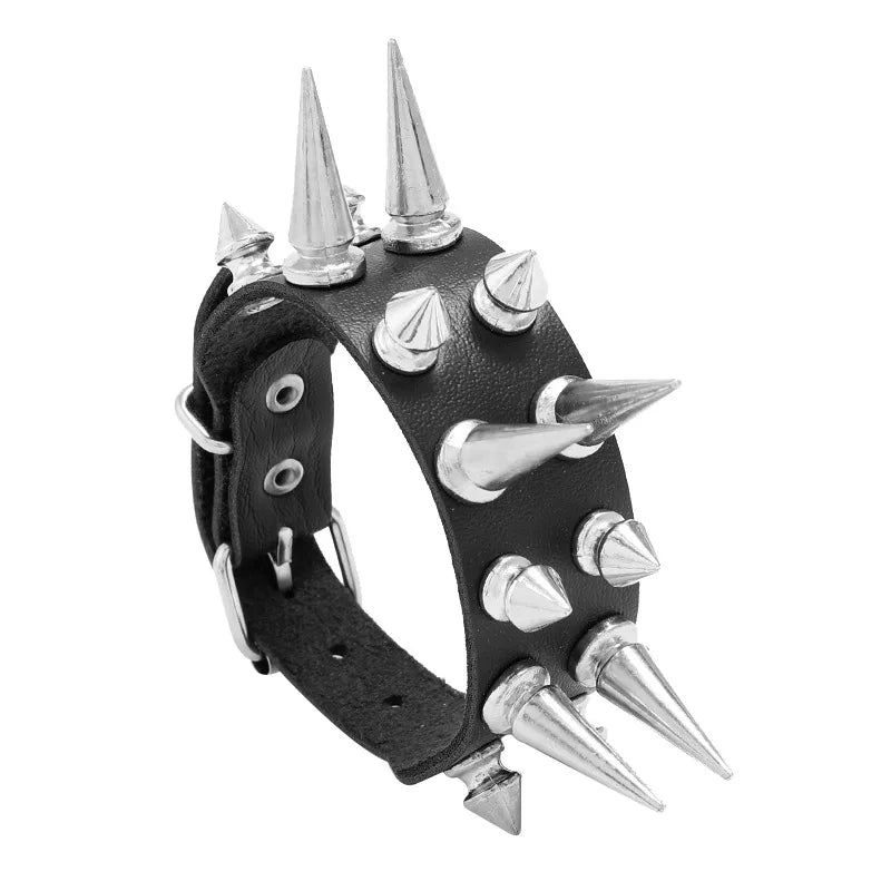 Armband med nitar