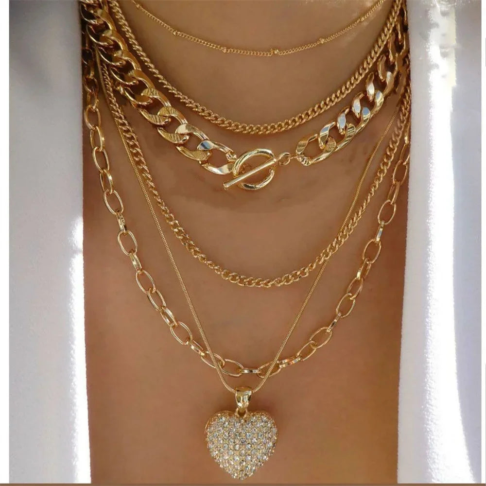 Olika halsband med kedjor och berlocker