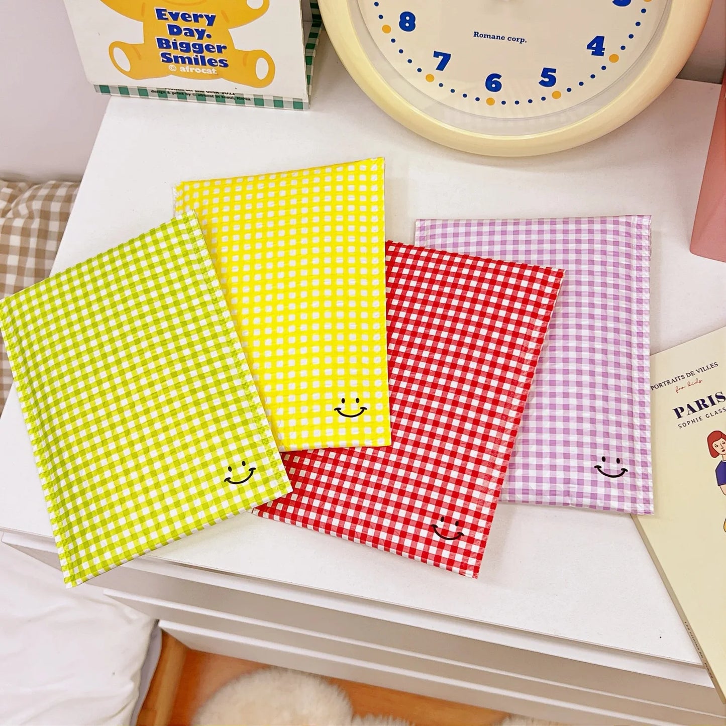 10-pack Checkered padded envelopes in various colors
