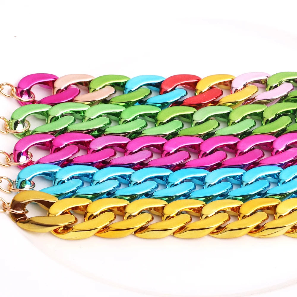 Armband med bred akryl kedja i metallic färger