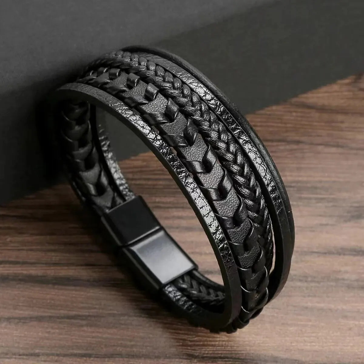 Armband flera rader flätad läder