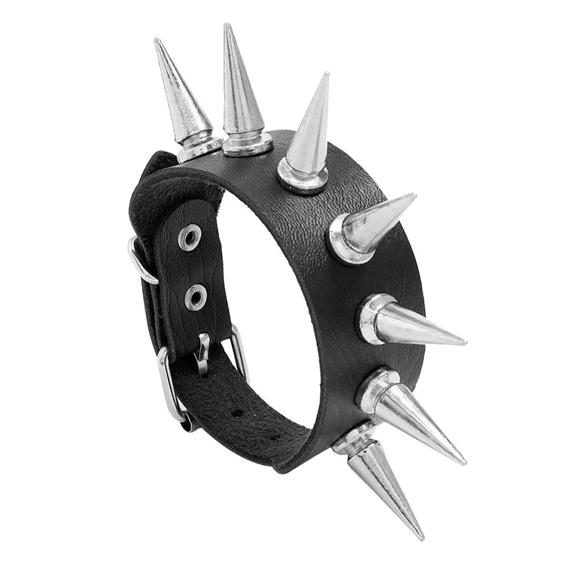 Armband med nitar