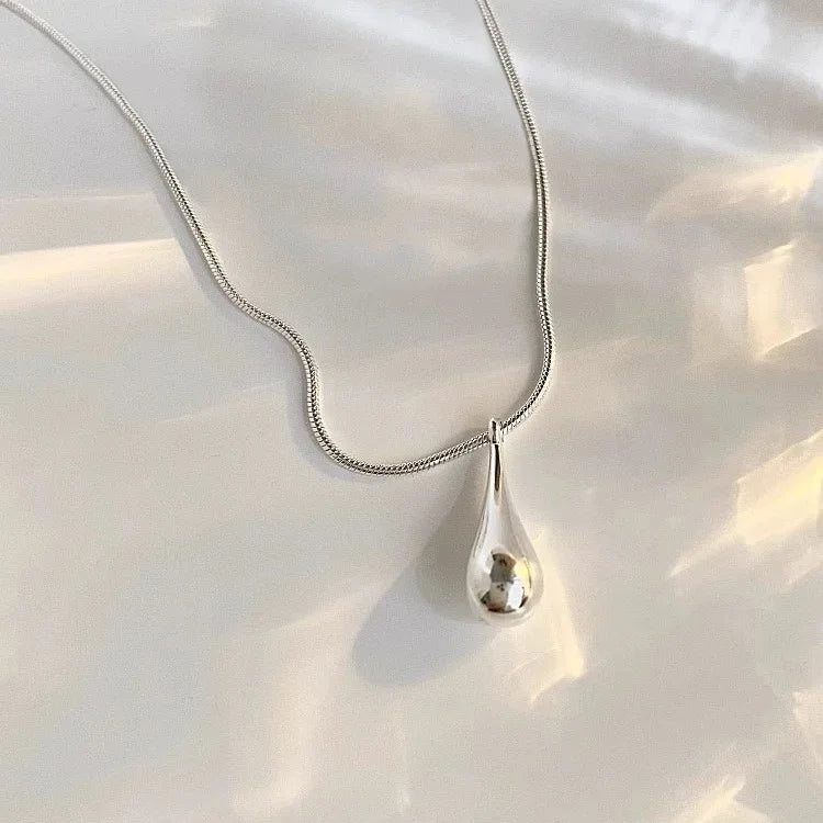 Halsband platinum med droppformad berlock