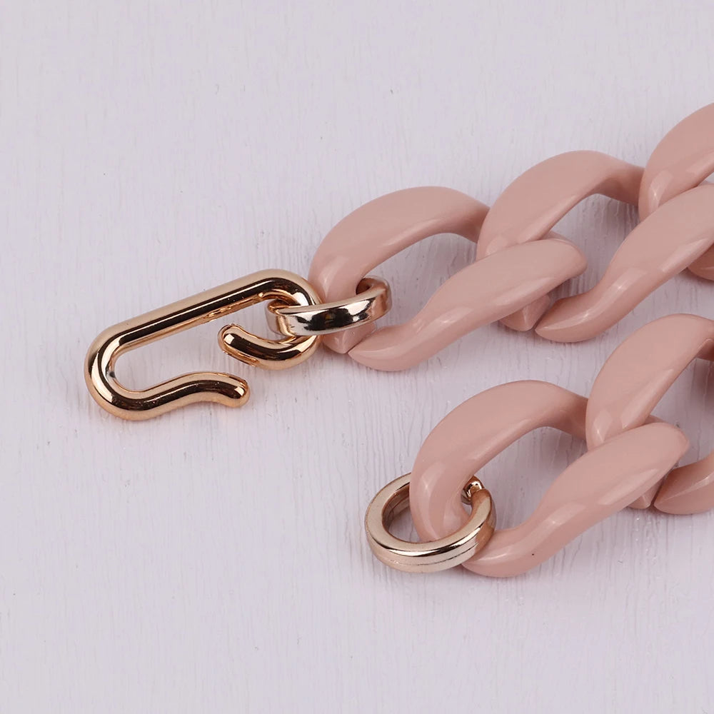 Chunky curb halsband i matt ljusrosa.