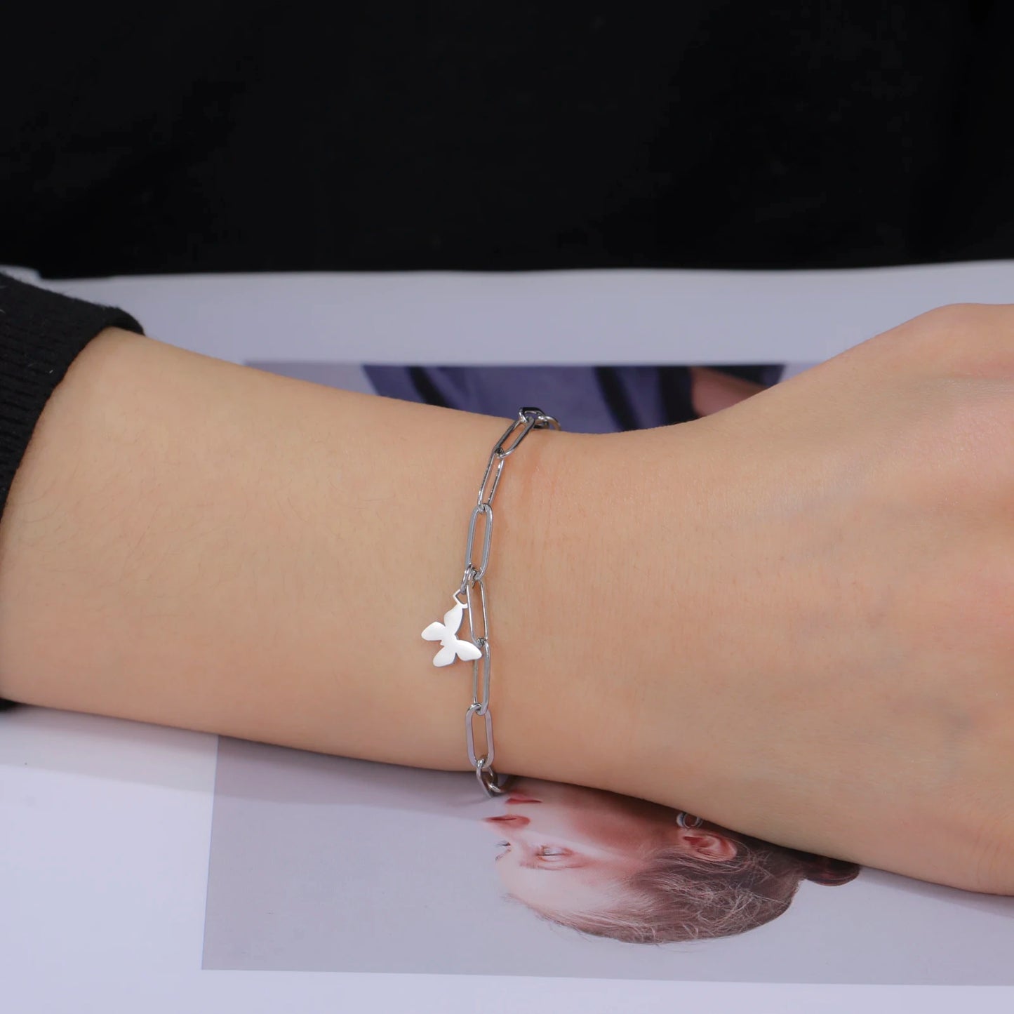 Armband med paper clip kedja och berlock