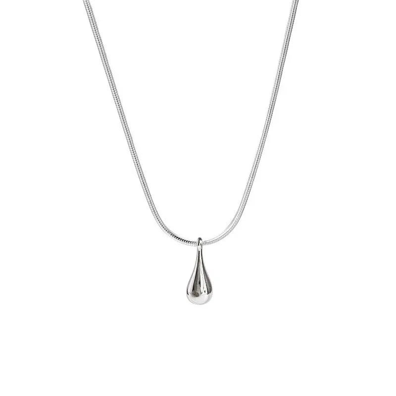 Halsband platinum med droppformad berlock