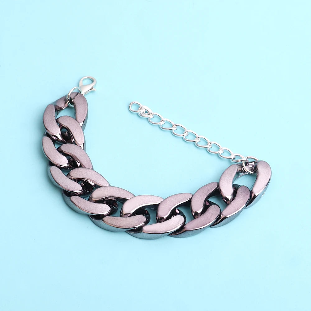 Armband med bred akryl kedja i metallic färger