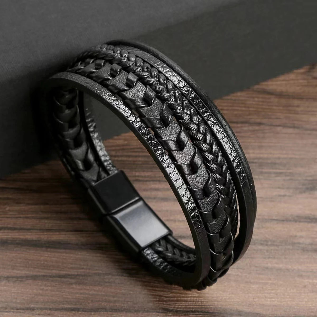 Armband flera rader flätad läder