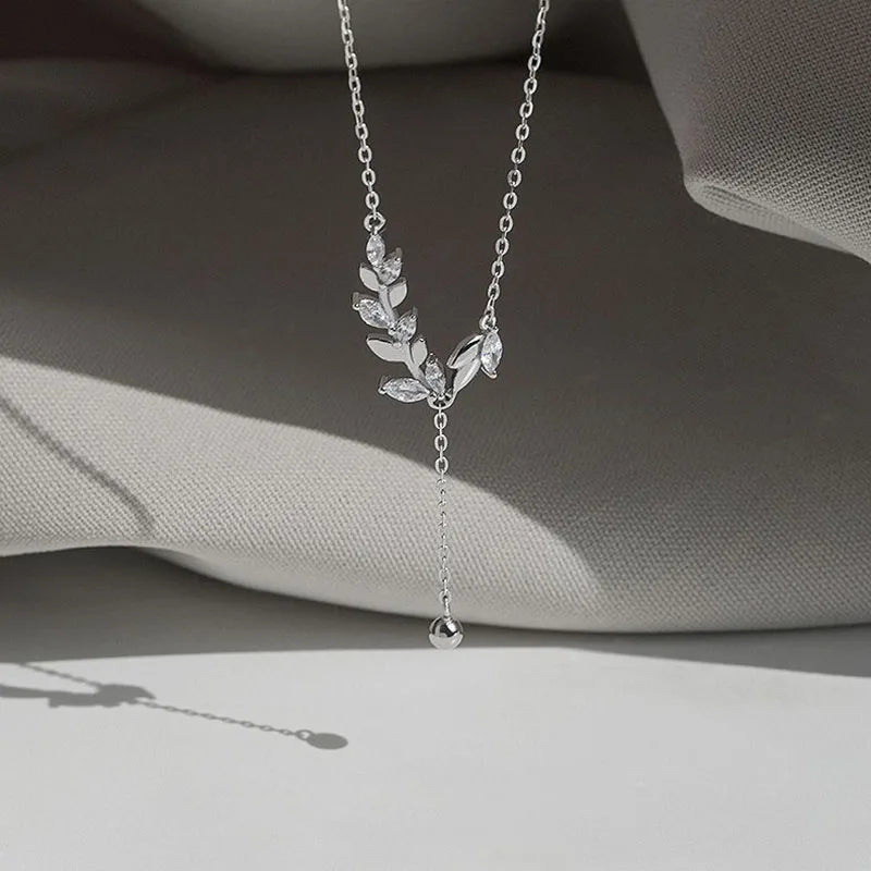 Necklace in sterling silver with leaves and rhinestones