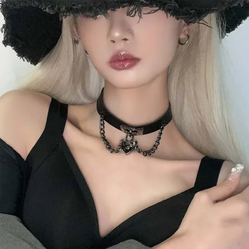 Halsband i Goth/punk stil