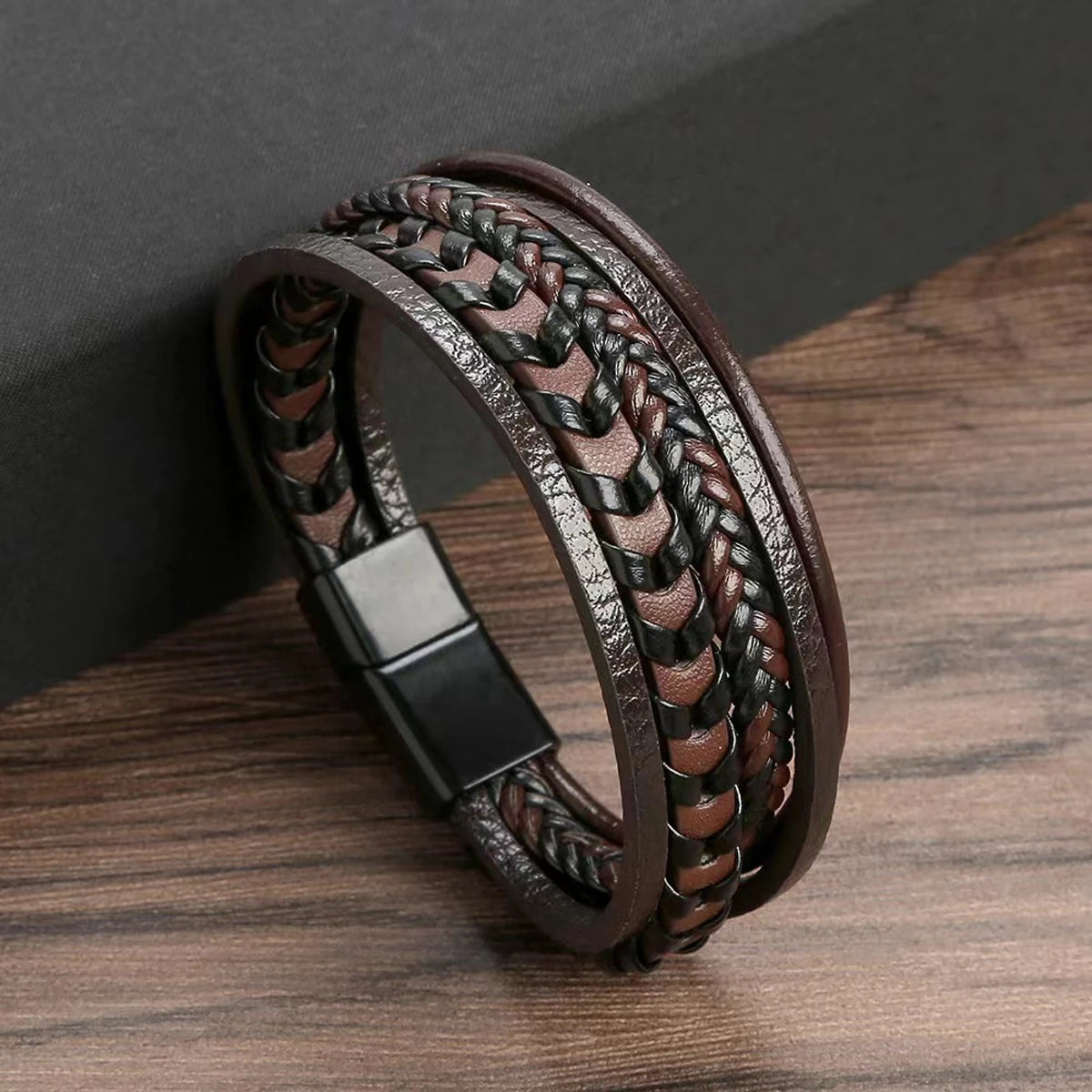 Armband flera rader flätad läder