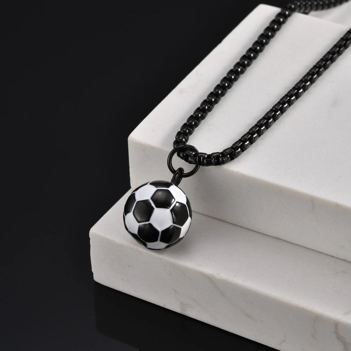 Halsband med fotboll berlock