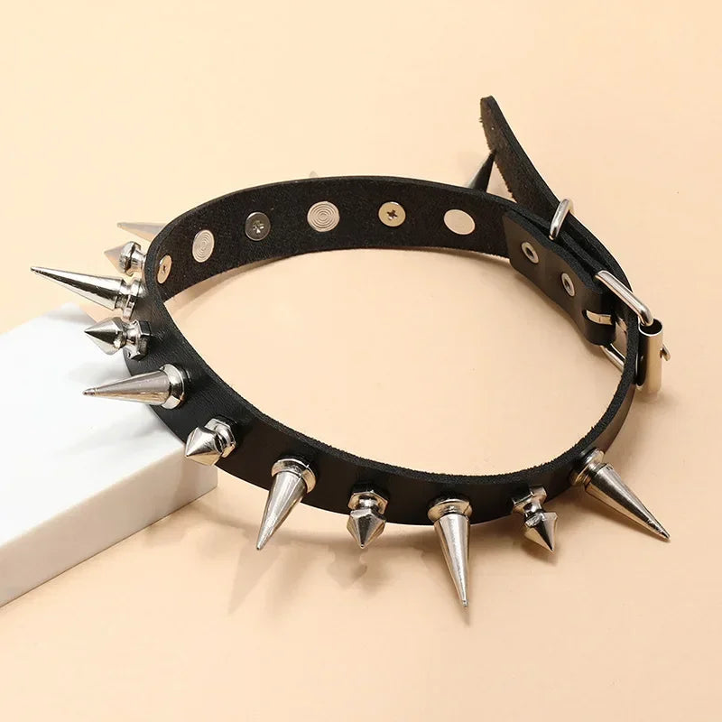 Halsband i Goth/punk stil