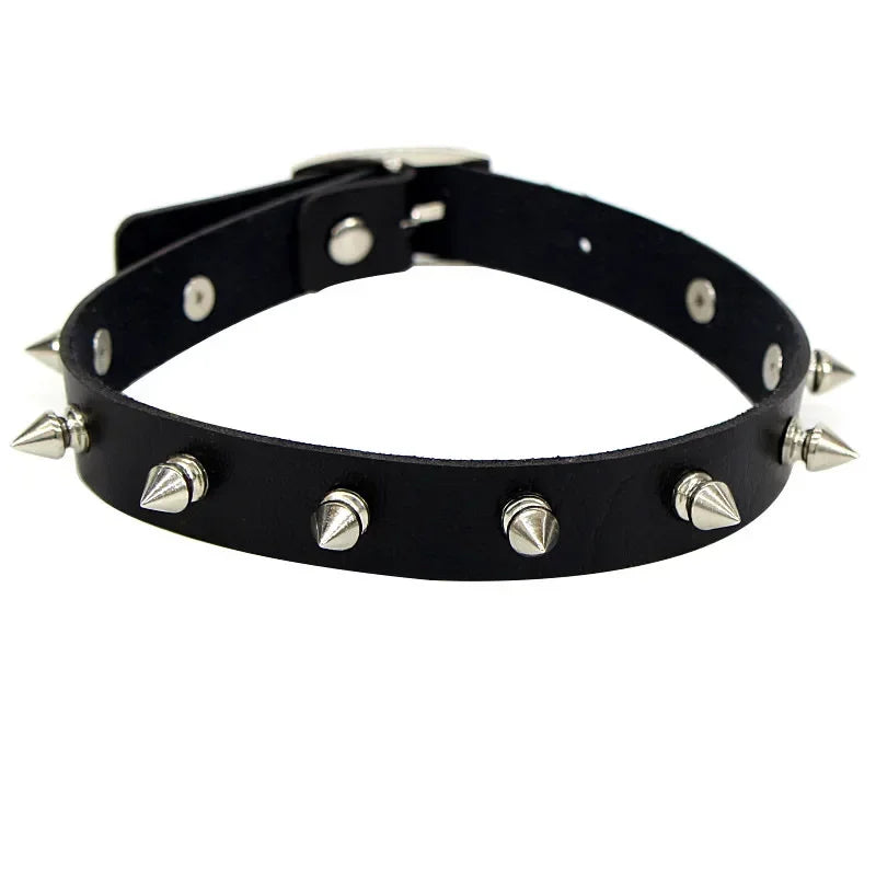 Halsband i Goth/punk stil