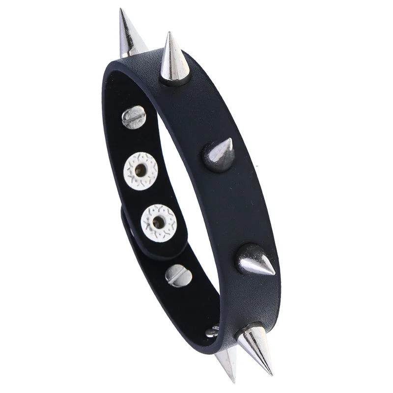 Armband med nitar