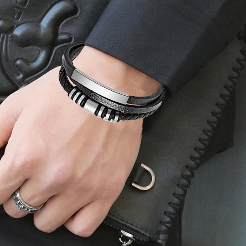 Armband svart läder med guld detaljer