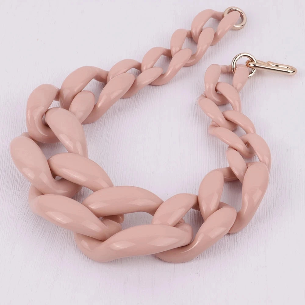 Chunky curb halsband i matt ljusrosa.