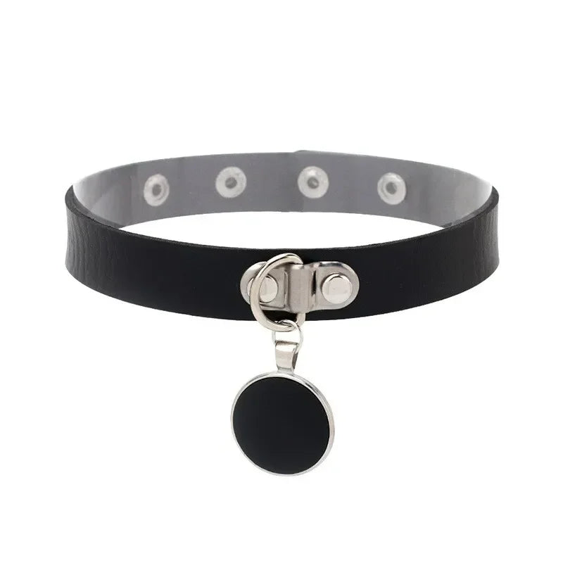 Halsband i Goth/punk stil