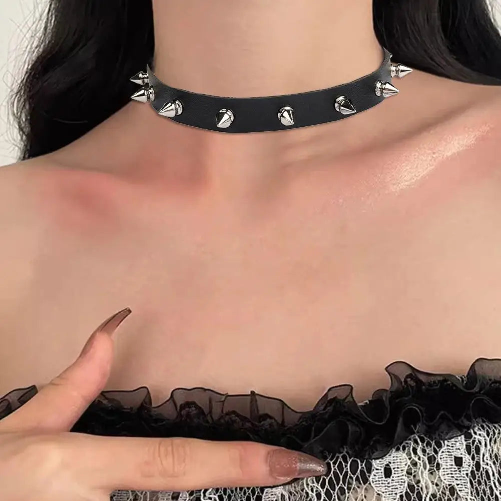 Tight leather necklace with studs