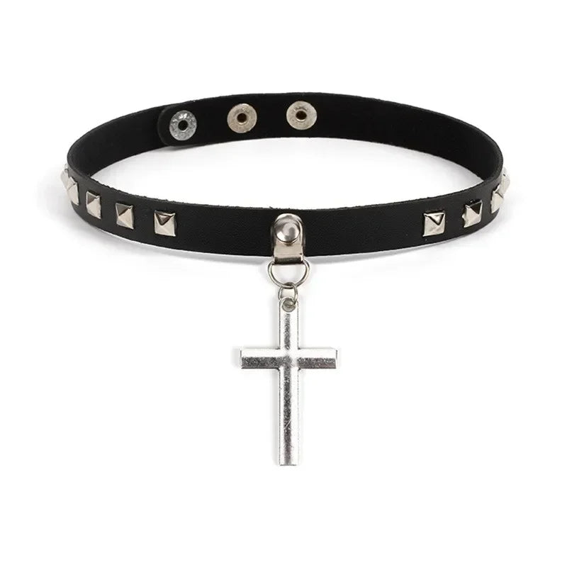 Halsband i Goth/punk stil
