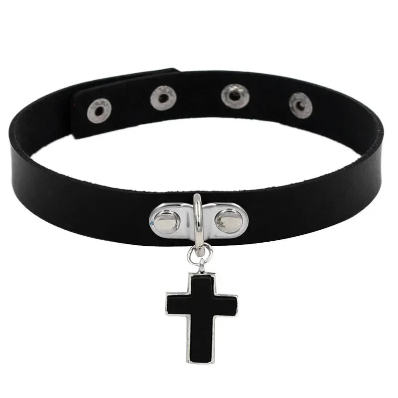 Halsband i Goth/punk stil