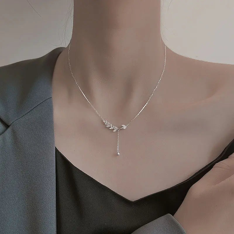 Necklace in sterling silver with leaves and rhinestones