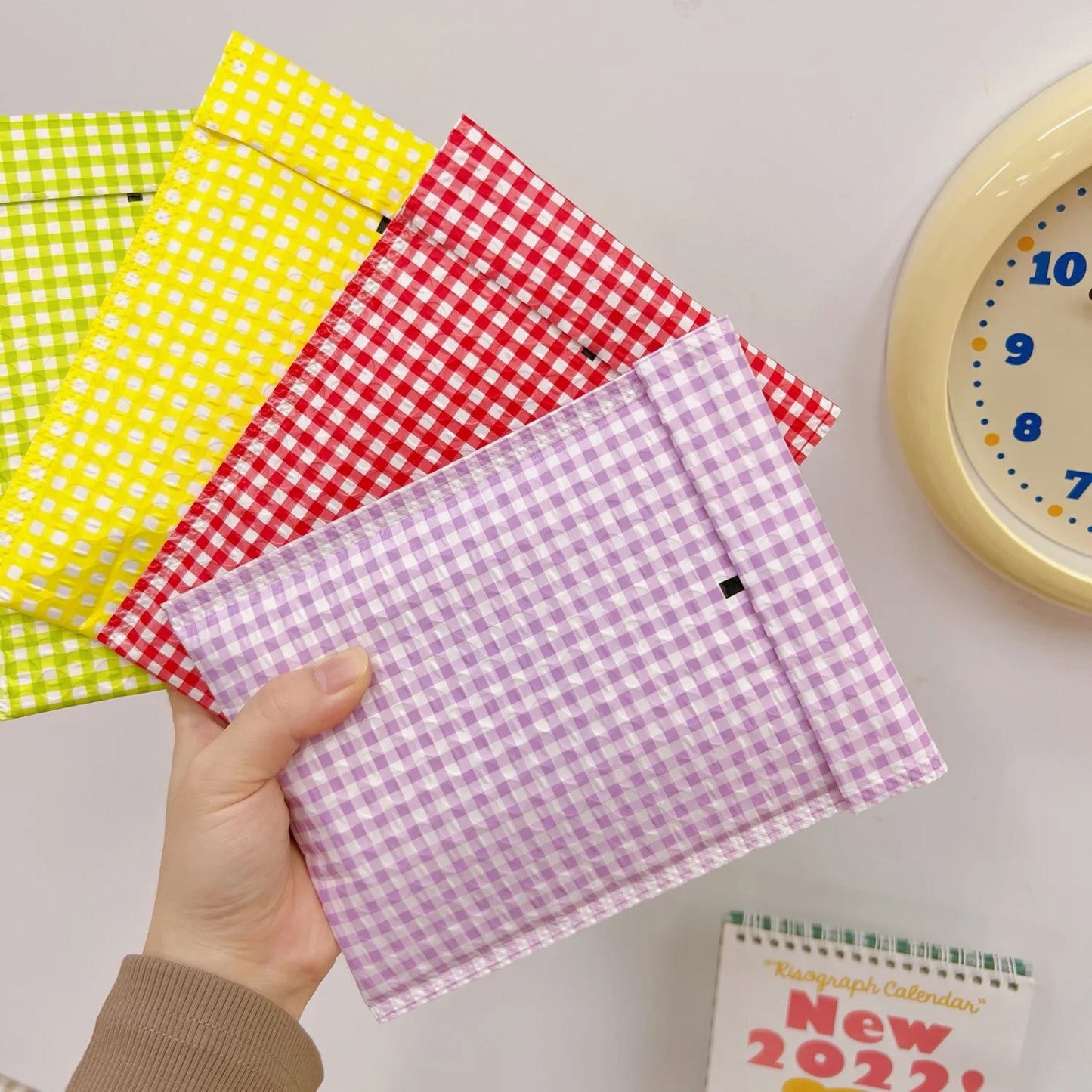 10-pack Checkered padded envelopes in various colors