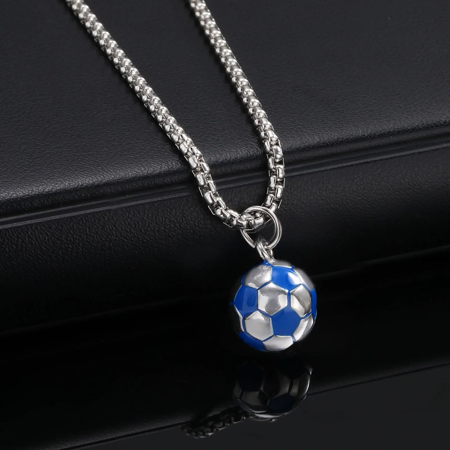 Halsband med fotboll berlock