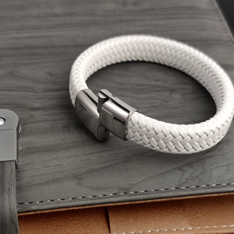 Armband vit flätad läder
