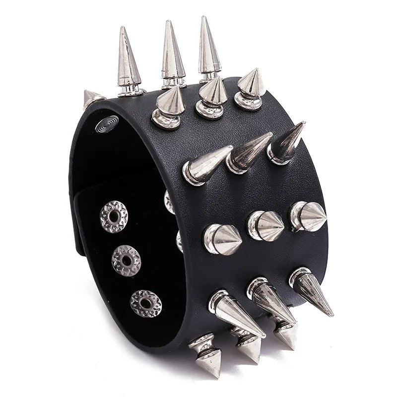 Armband med nitar