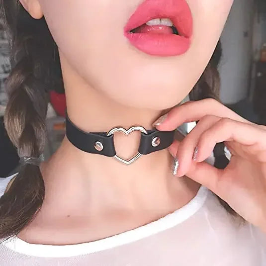 Halsband i Goth/punk stil