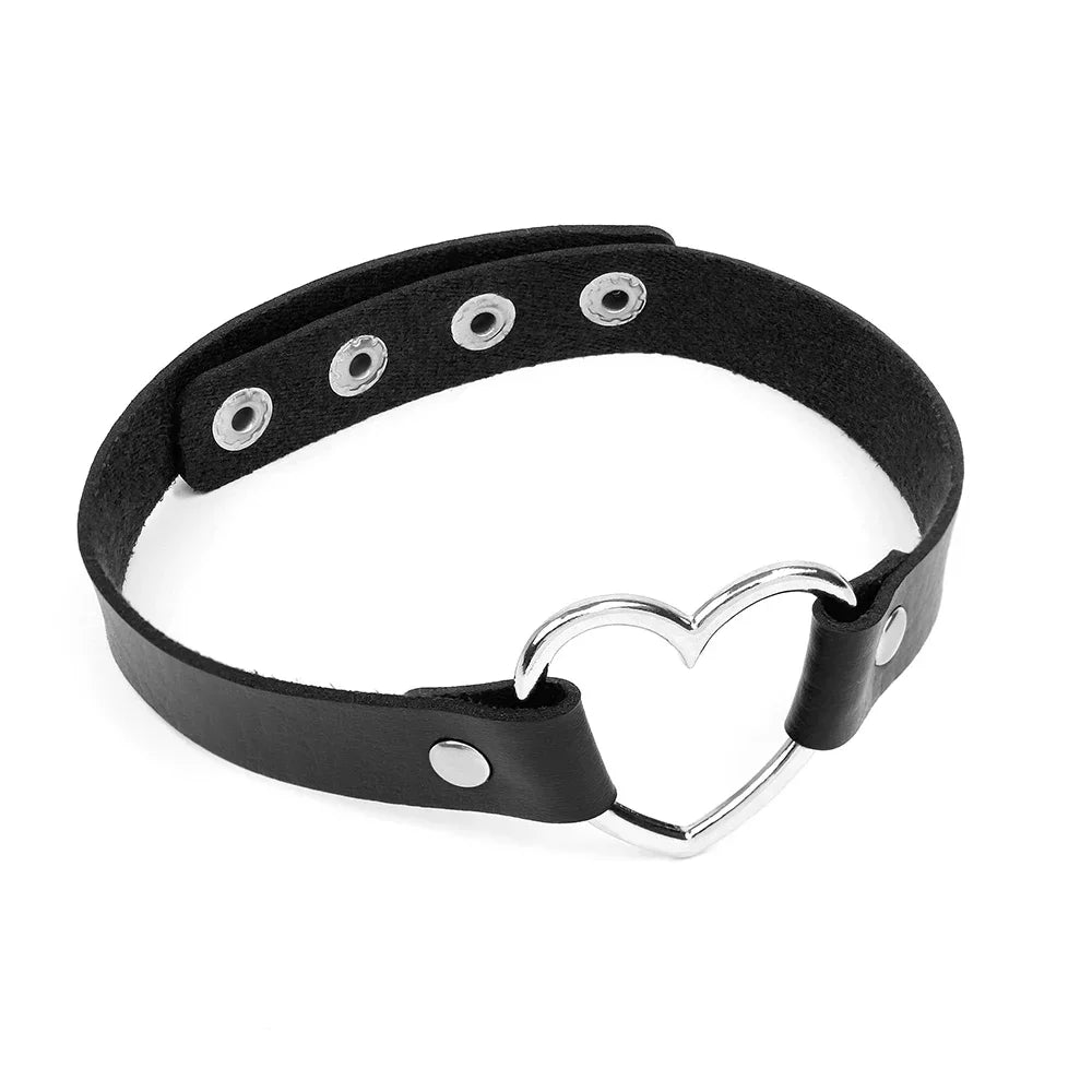 Halsband i Goth/punk stil
