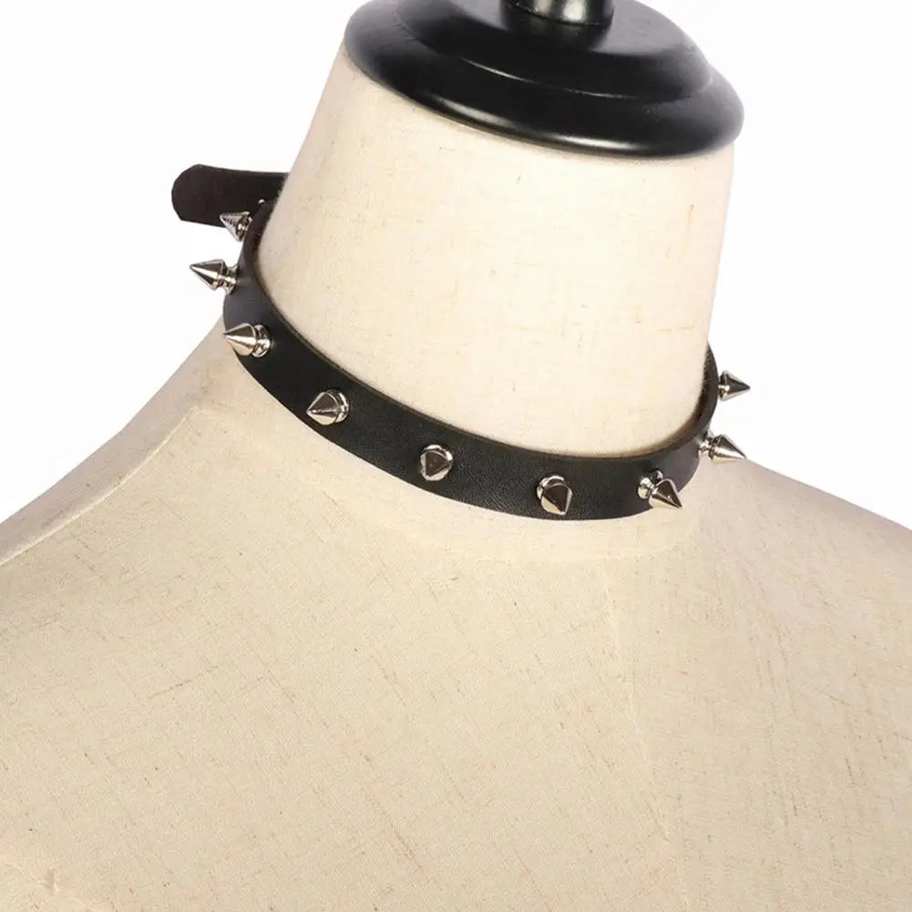 Tight leather necklace with studs